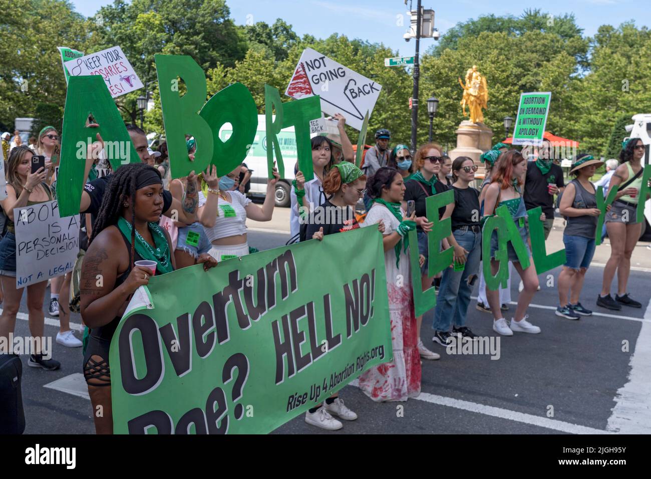 New York, Usa. 09.. Juli 2022. Demonstranten, die sich für Abtreibungsrechte einsetzen, marschieren auf den Central Park South in New York City. Demonstranten, die Abtreibungsrechte befürworten, nahmen in 30 Städten in den USA an einem nationalen Protesttag Teil, um gegen die Entscheidung des Obersten Gerichtshofs zu protestieren, Roe gegen Wade zu stürzen, die von der Gruppe Rise Up 4 Abtreibungsrechte organisiert wurde. (Foto von Ron Adar/SOPA Images/Sipa USA) Quelle: SIPA USA/Alamy Live News Stockfoto