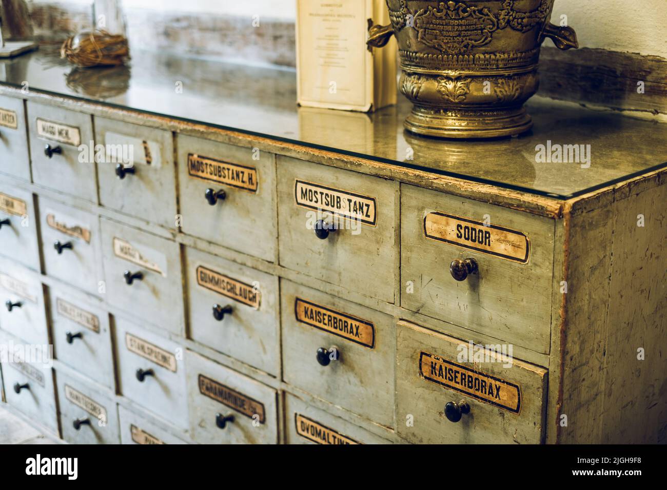 Alter Apothekerschrank Stockfoto