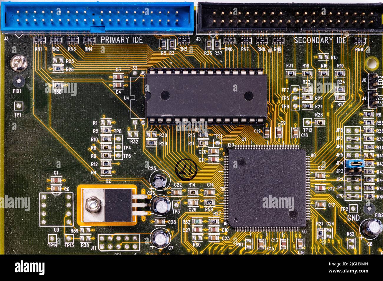 Makro-Nahaufnahme des Mikrochips auf der Leiterplatte, Computer-Motherboard mit Komponenten Stockfoto
