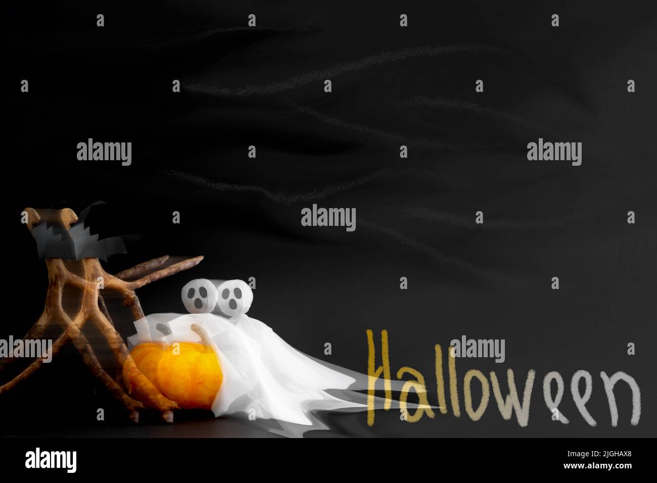 Kürbis, Geist, Fledermäuse, Inschrift halloween auf schwarzem Hintergrund mit Unschärfe-Effekt. Postkarte, Kopierbereich Stockfoto