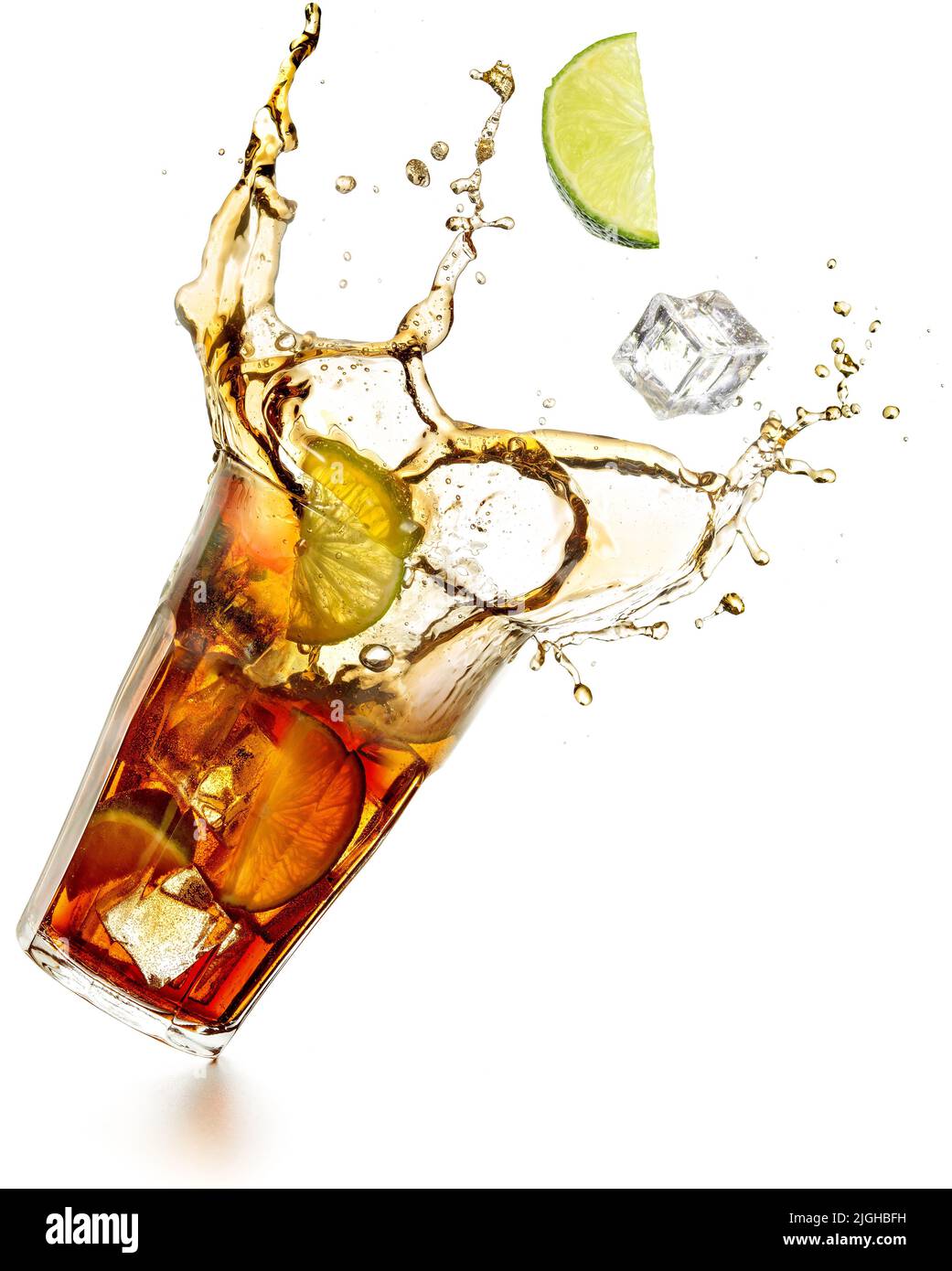 cuba Libre Cocktail spritzt isoliert auf Weiß Stockfoto