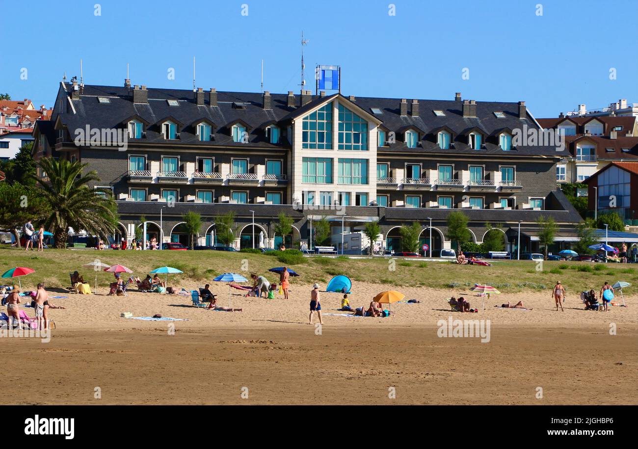 Milagros Golf vier-Sterne-Hotel vom Strand bei Ebbe gesehen Mogro Cantabria Spanien Stockfoto