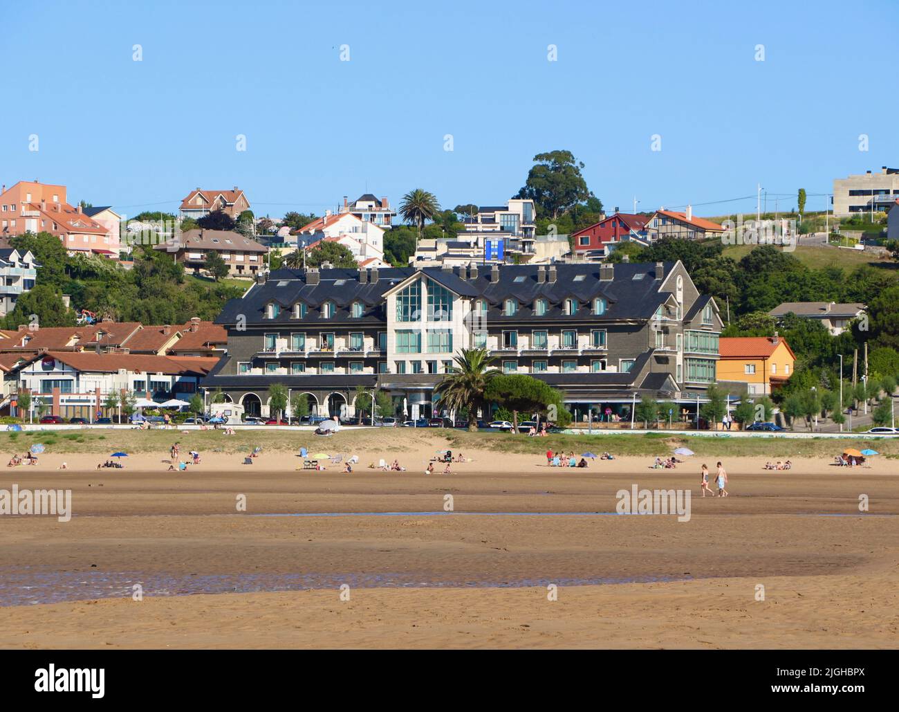 Milagros Golf vier-Sterne-Hotel vom Strand bei Ebbe gesehen Mogro Cantabria Spanien Stockfoto
