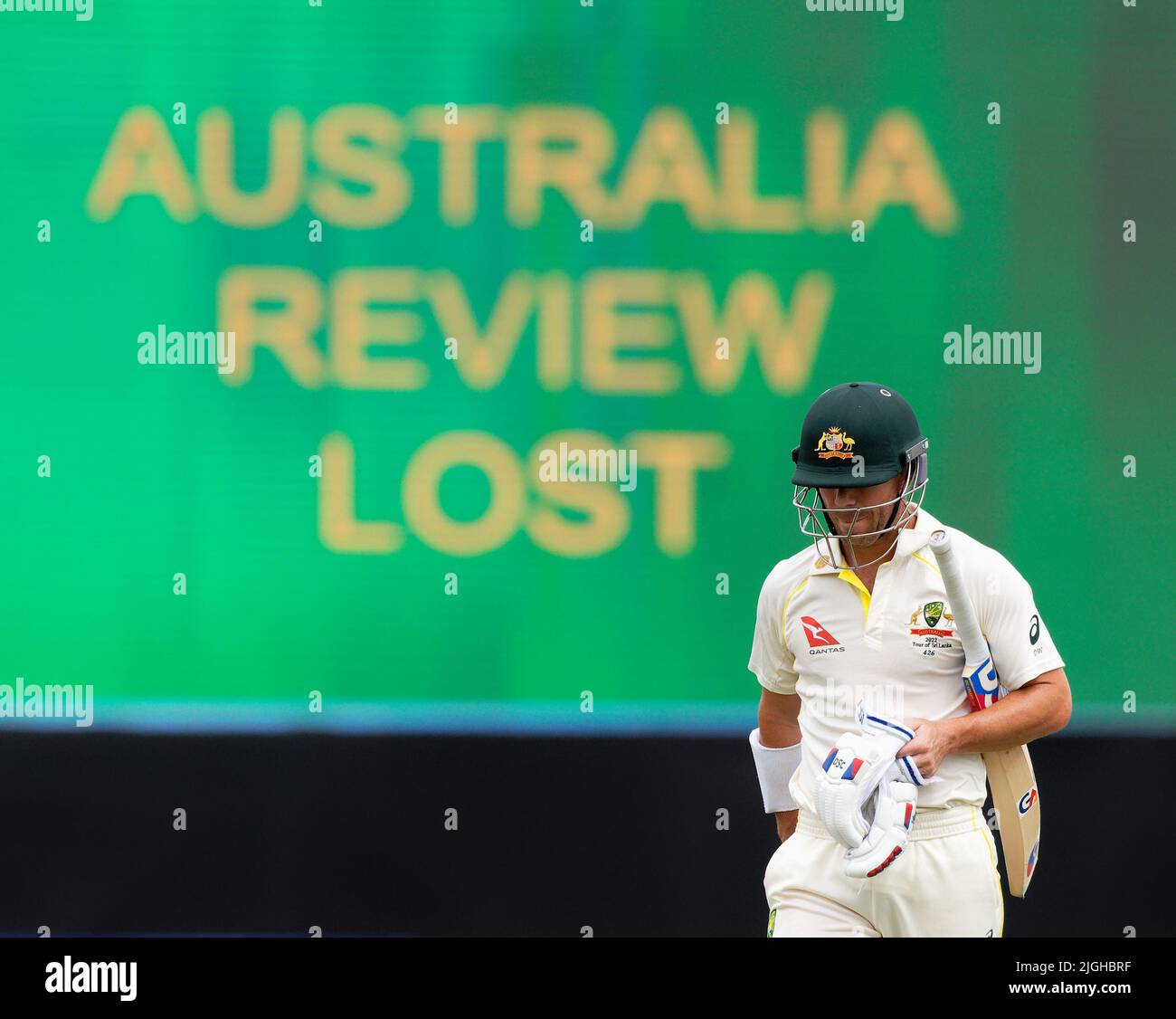 Galle, Sri Lanka. 11.. Juli 2022. David Warner aus Australien verlässt das Spielfeld, nachdem er am 11.. Juli 2022 während des 4.-tägigen Test-Cricket-Spiels 2. zwischen Sri Lanka und Australien im Galle International Cricket Stadium in Galle entlassen wurde. Viraj Kothalwala/Alamy Live News Stockfoto