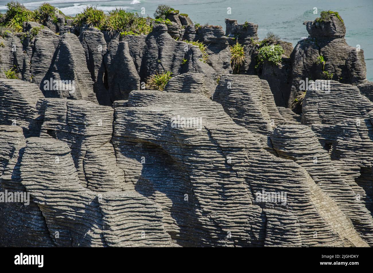 Pancake Rocks und Blowholes in der Nähe von Punakaiki im Paparoa National Park an der Westküste der Südinsel Neuseelands. Stockfoto