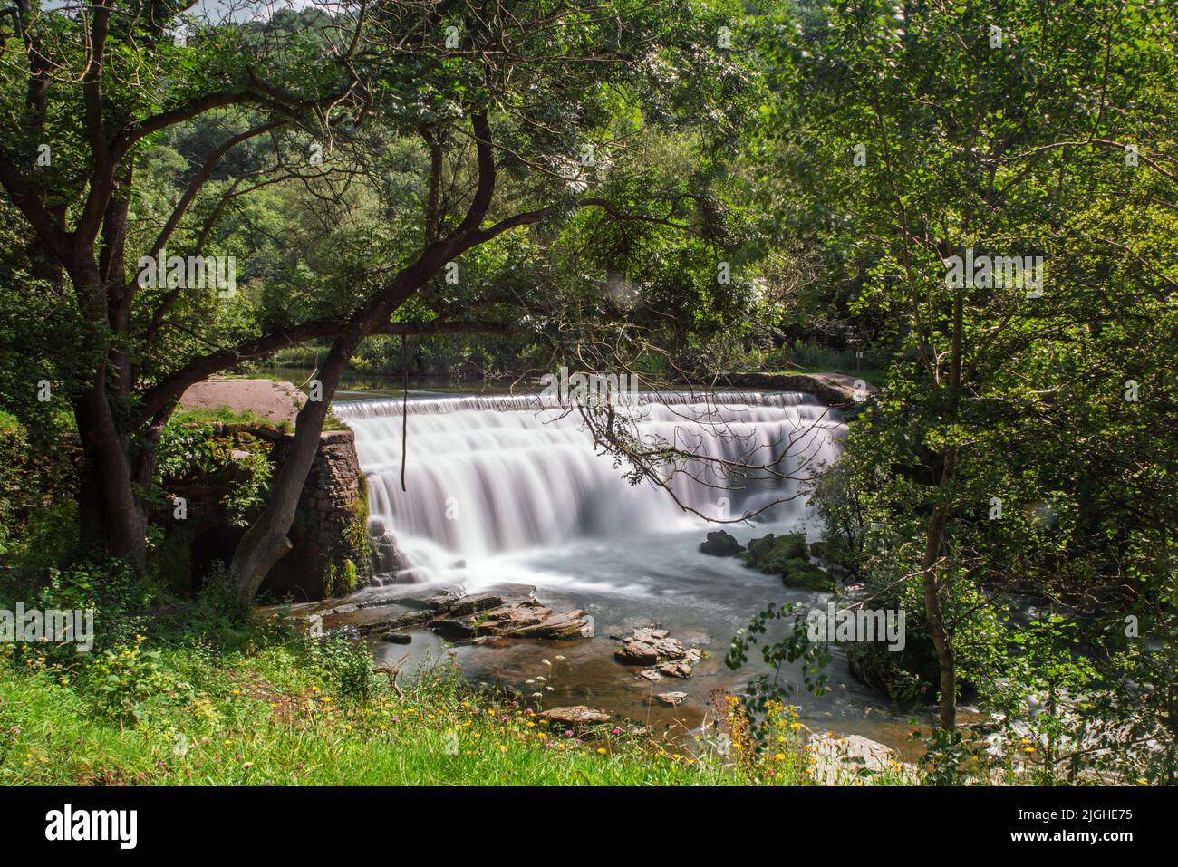 Monsal Dale Waterfall on the River Wye, Peak District National Park, Derbyshire, Großbritannien Stockfoto