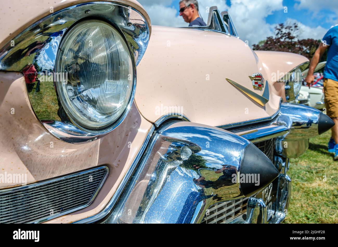 Detailaufnahme eines Scheinwerfers und eines Chrom-Stoßfängers an einem Cadillac-Oldtimer auf der The Bukshire Motor Show in Reading, Großbritannien Stockfoto