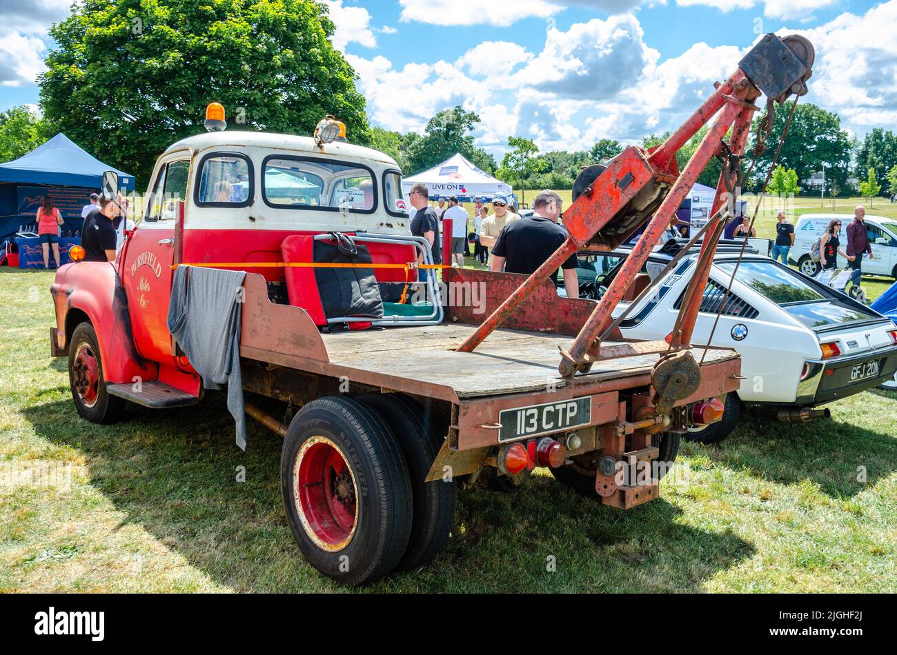 Rückansicht eines alten Bedford-Abschleppwagens der J-Serie mit Winde und Hebezeug auf der Motorshow in Reading, Großbritannien Stockfoto