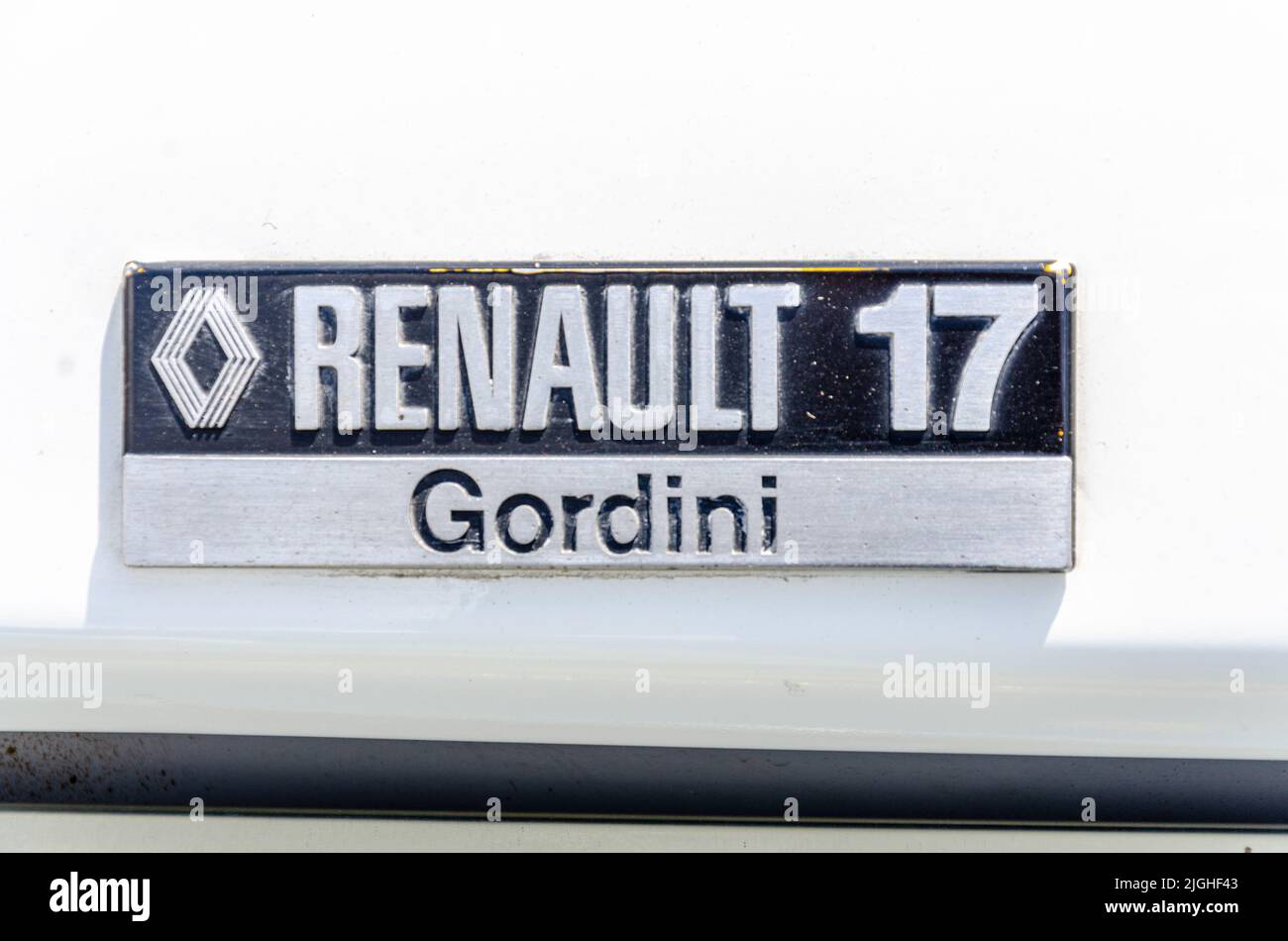 Nahaufnahme des Renault 17 Gordini-Emblems auf einem Auto auf der Motorshow in Reading, Großbritannien Stockfoto