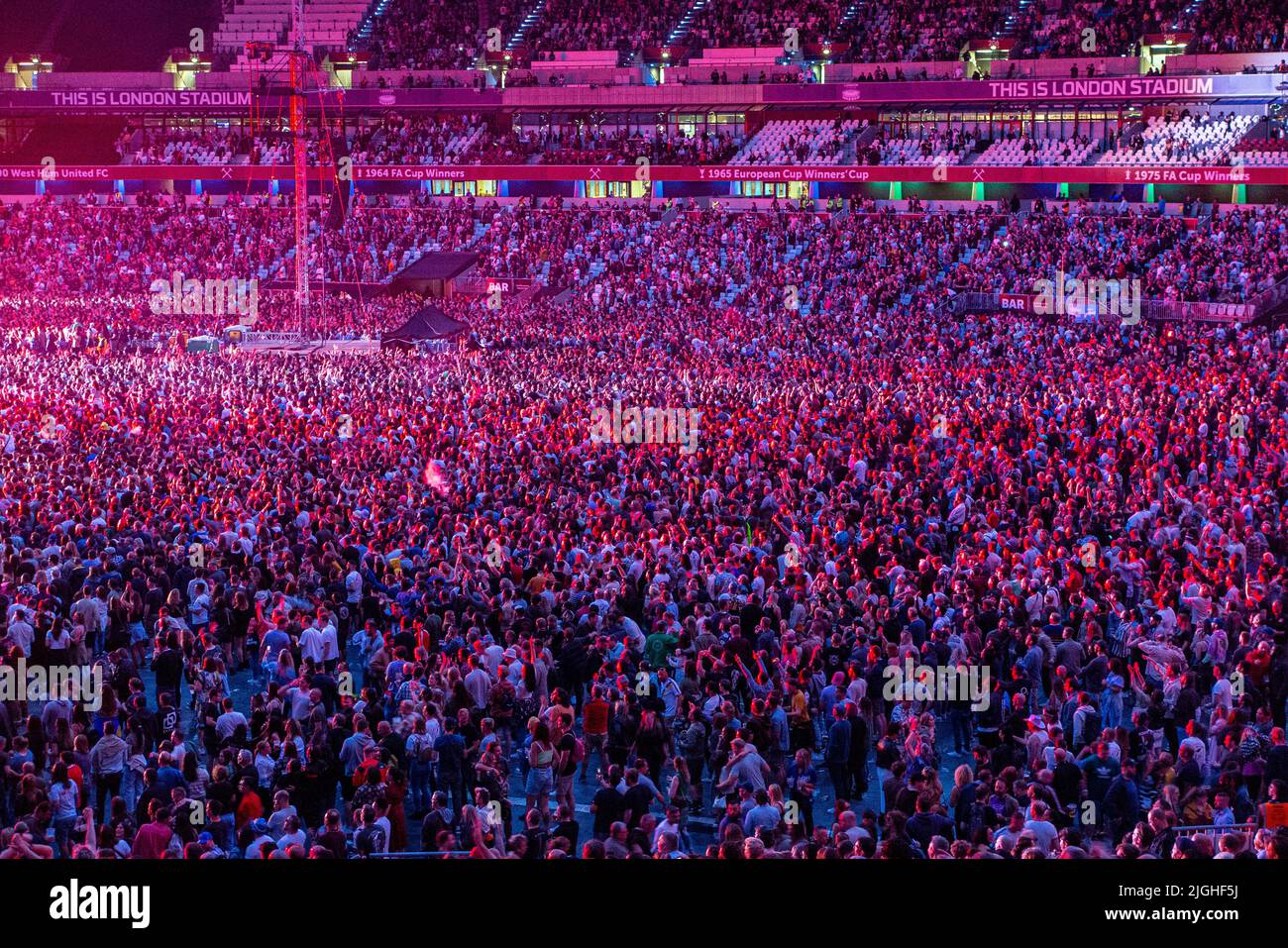 Die Fans eines Rockkonzerts im Queen Elizabeth II Olympic Stadium in London erleuchteten Stockfoto