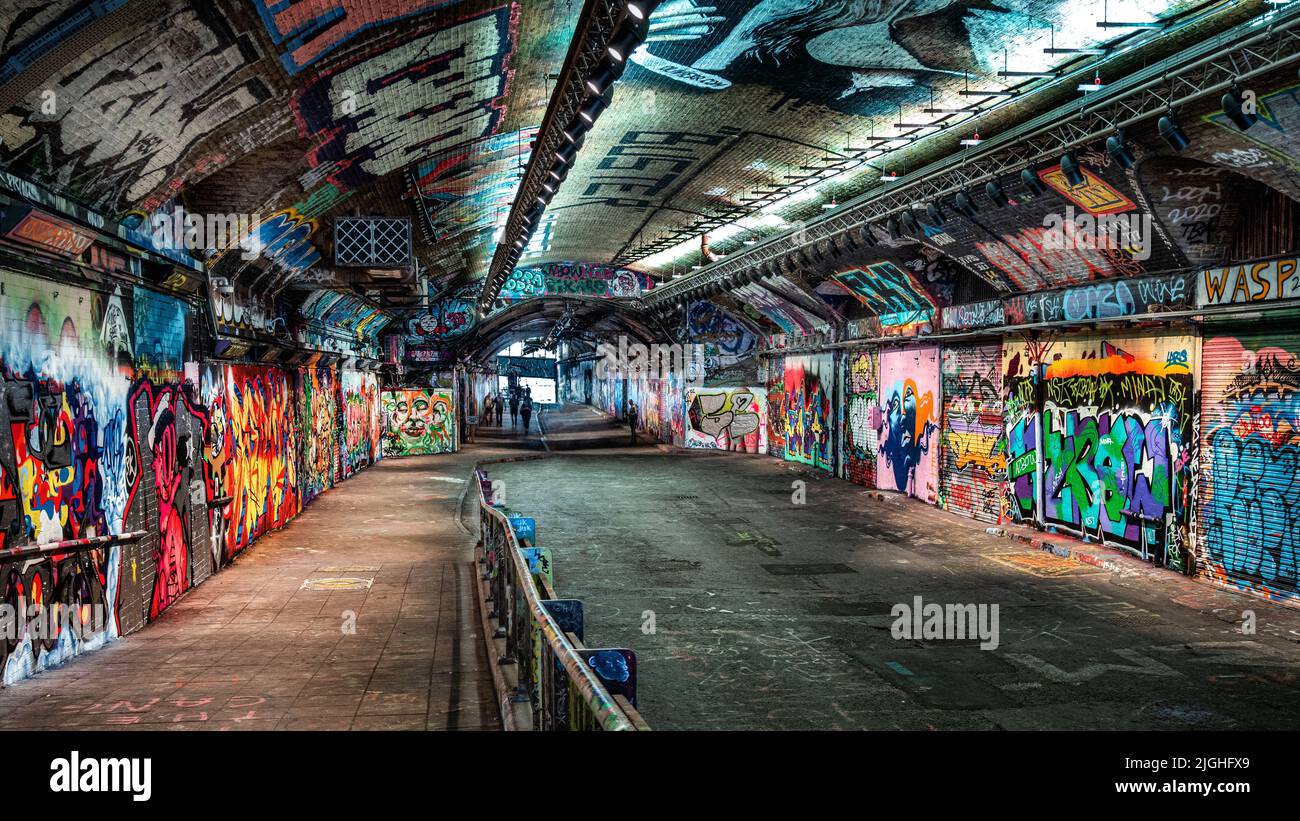 Leake Street, unterirdischer Tunnel in London, seine Wände sind mit Graffiti bedeckt und werden toleriert, ungeachtet der Tatsache, dass es gegen das Gesetz verstößt. Stockfoto