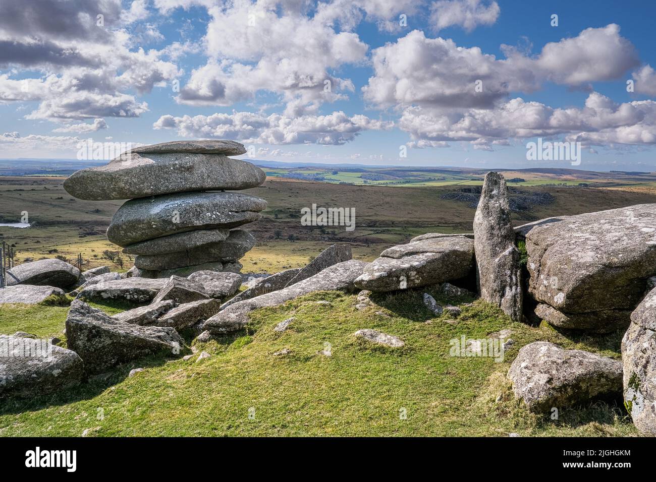 Der Felsen stapelt den Cheesewring, der von Gletscheraktionen auf dem Gipfel des Stowes Hill am Bodmin Moor in Cornwall hinterlassen wurde. Stockfoto