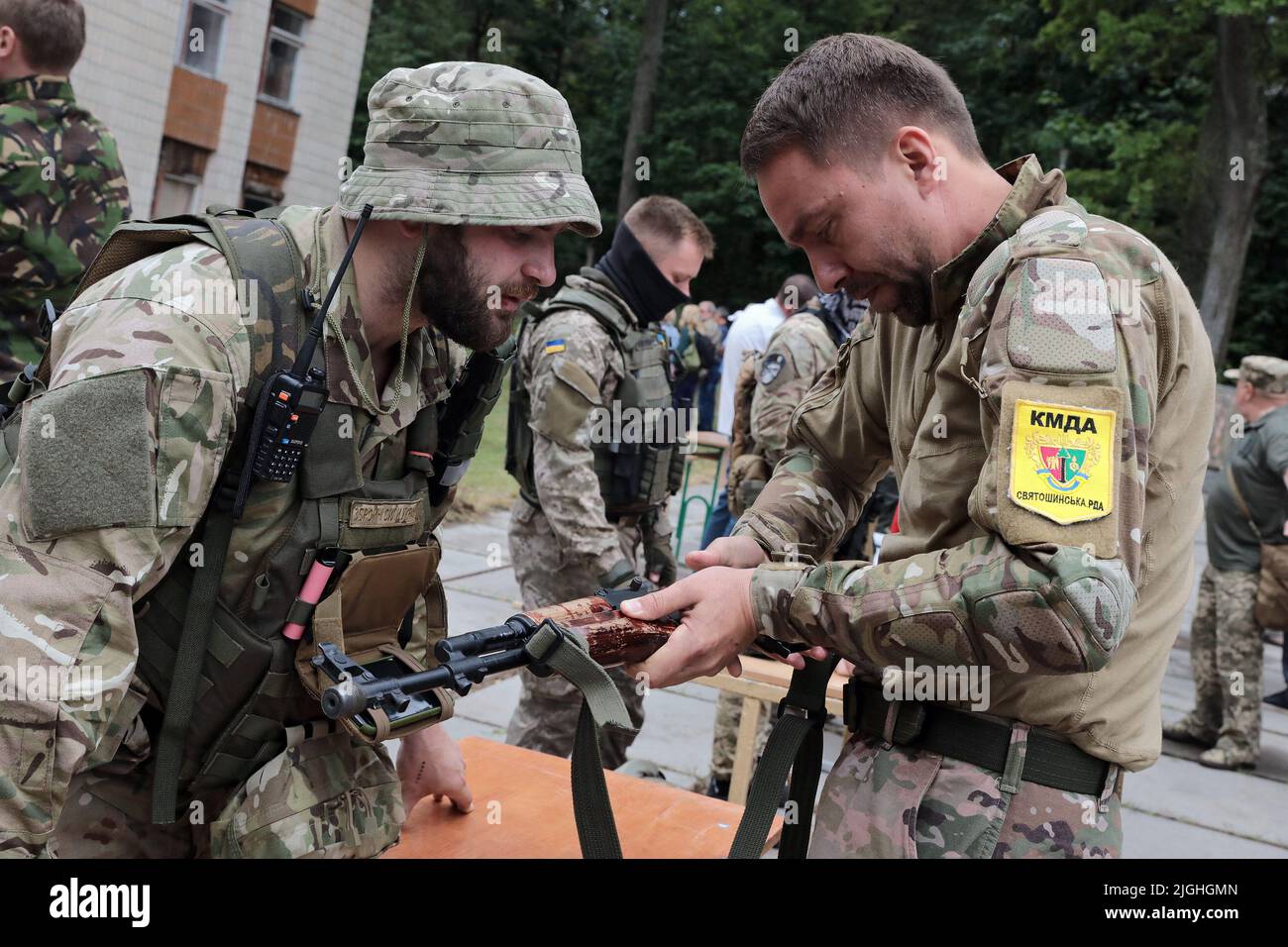 Ein Mann übt den Umgang mit einem Gewehr während einer Schusswaffenübung, die im Rahmen regelmäßiger Trainingseinheiten zur Vorbereitung auf den großflächigen Schutz und die territoriale Verteidigung der ukrainischen Hauptstadt, Ukraine, abgehalten wird, 8. Juli 2022. Foto von Hennadii Minchenko/Ukrinform/ABACAPRESS.COM Stockfoto