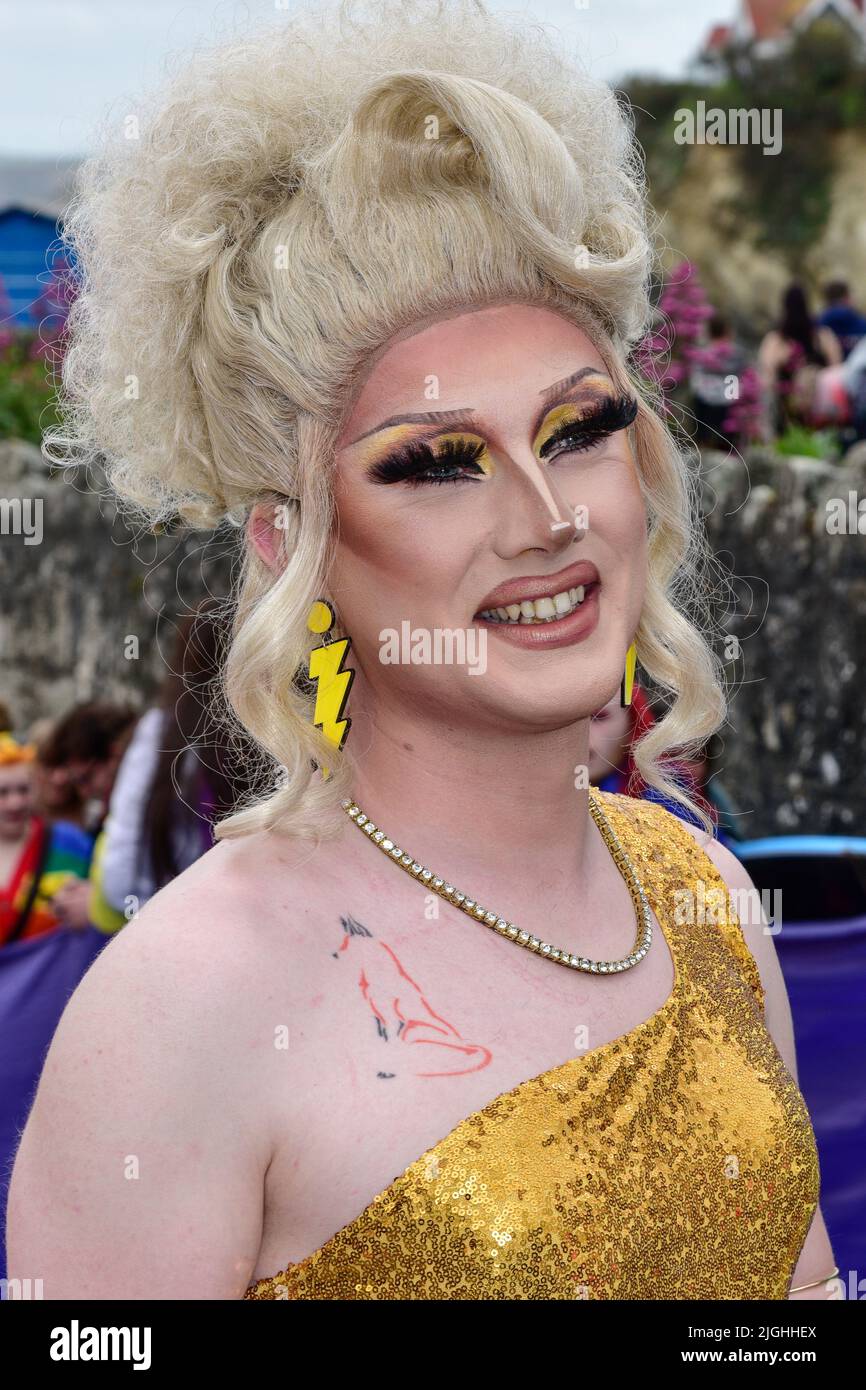 Eine extravagante Drag Queen bei der farbenfrohen Cornwall Prides Pride Parade im Zentrum von Newquay in Großbritannien. Stockfoto
