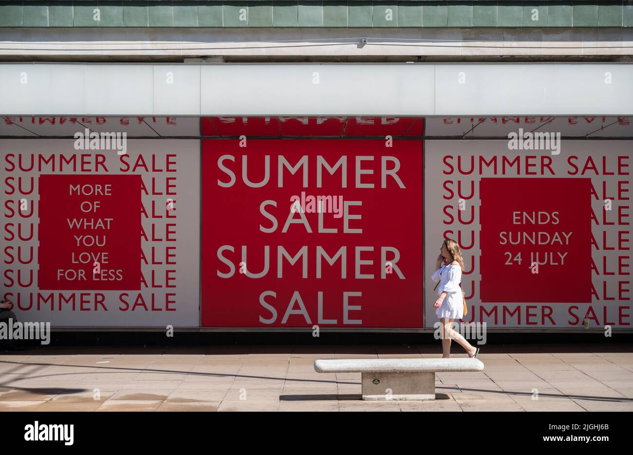 Oxford Street, London, Großbritannien. 11. Juli 2022. Die Hitzewelle zeigt keine Anzeichen für ein Ende in London, da die Sommerverkäufe im John Lewis and Partners Store fortgesetzt werden. Quelle: Malcolm Park/Alamy Live News. Stockfoto