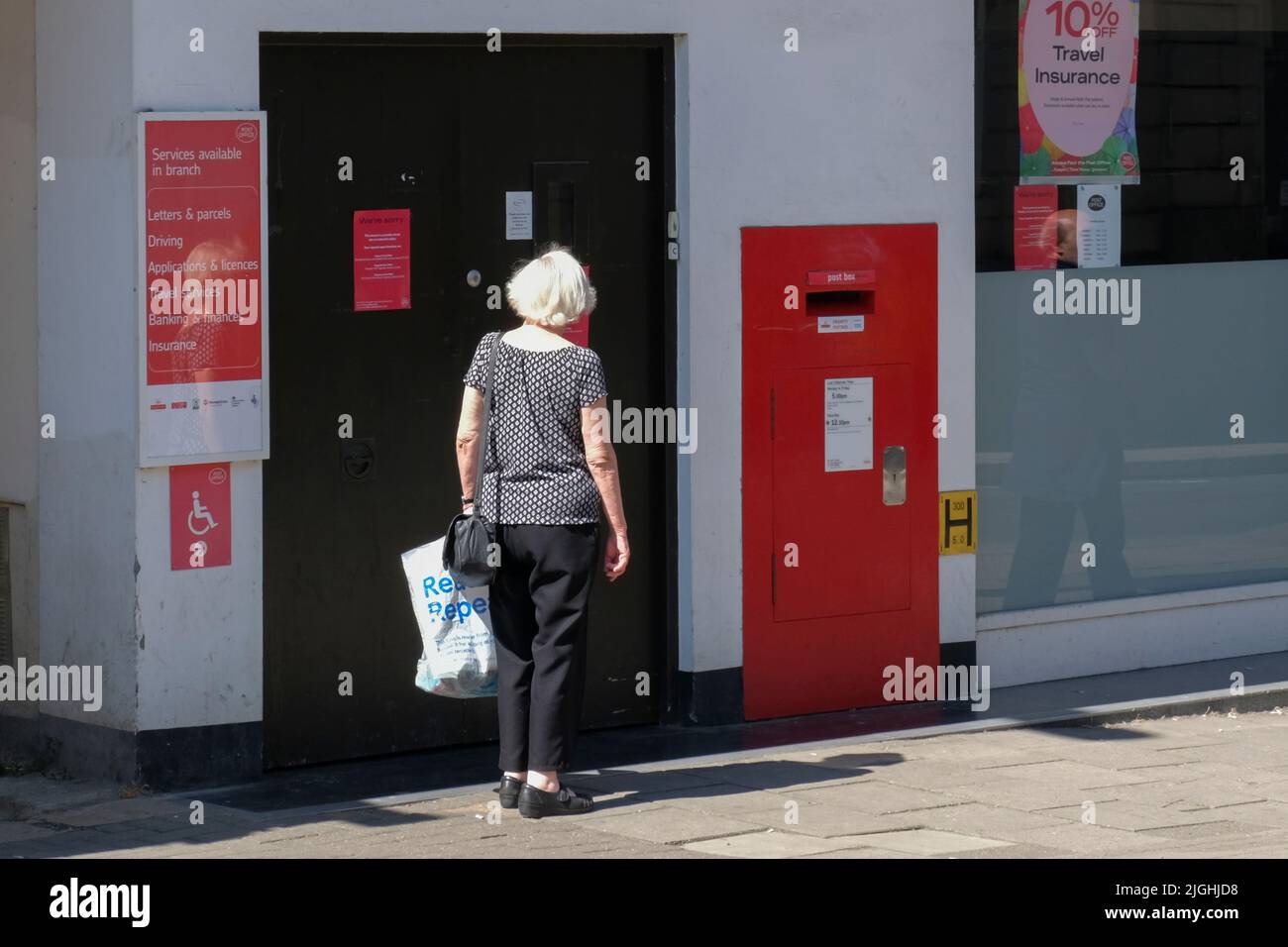 Stroud, Glos, Großbritannien. , . Postmitarbeiter streiken um ein besseres Lohnangebot. Abgebildet ist das Postamt in Stroud, das aufgrund von Arbeitskampfmaßnahmen geschlossen wurde. Während die Lebenshaltungskosten weiter steigen, äußern sich die Mitglieder der CWU-Union unzufrieden mit der bescheidenen Lohnerhöhung, die ihnen angeboten wurde. Frau Findin Postamt ist geschlossen. Stockfoto