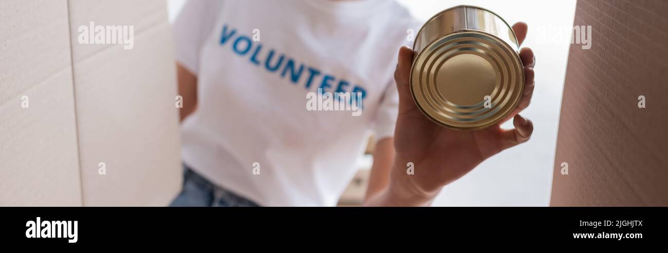 Unteransicht einer zugeschnittenen afroamerikanischen Frau, die Konserven hält, Banner Stockfoto