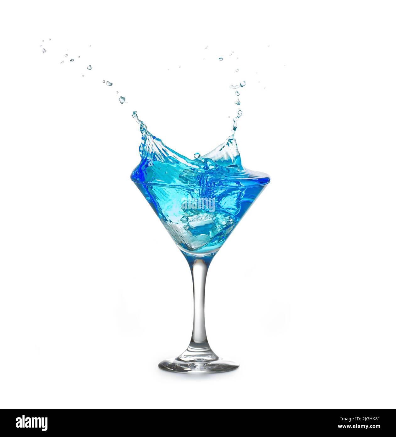 Blauer Cocktail aus einem Glas, isoliert auf weißem Hintergrund Stockfoto
