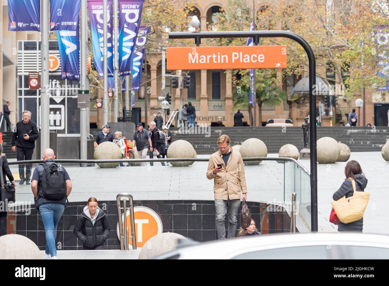 Menschen, die im Winter den U-Bahnhof Martin Place im Zentrum von Sydney City, Australien, betreten und verlassen Stockfoto