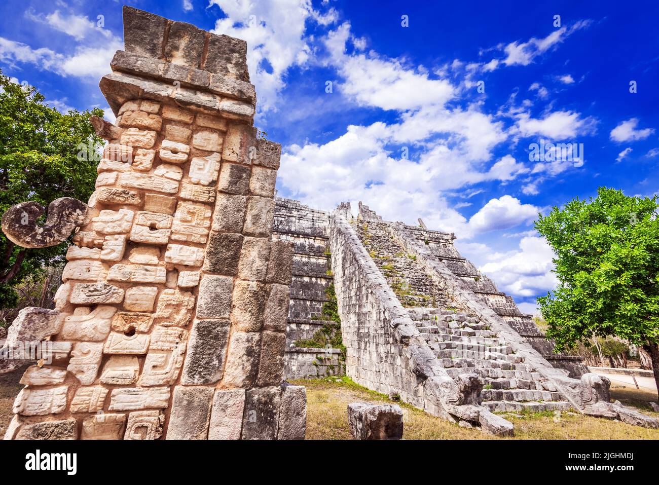 Chichen Itza, Mexiko. Beinhaus, Knochenhaus oder Hohepriestergrab mit schönen Schlangenköpfen an der Basis. Stockfoto