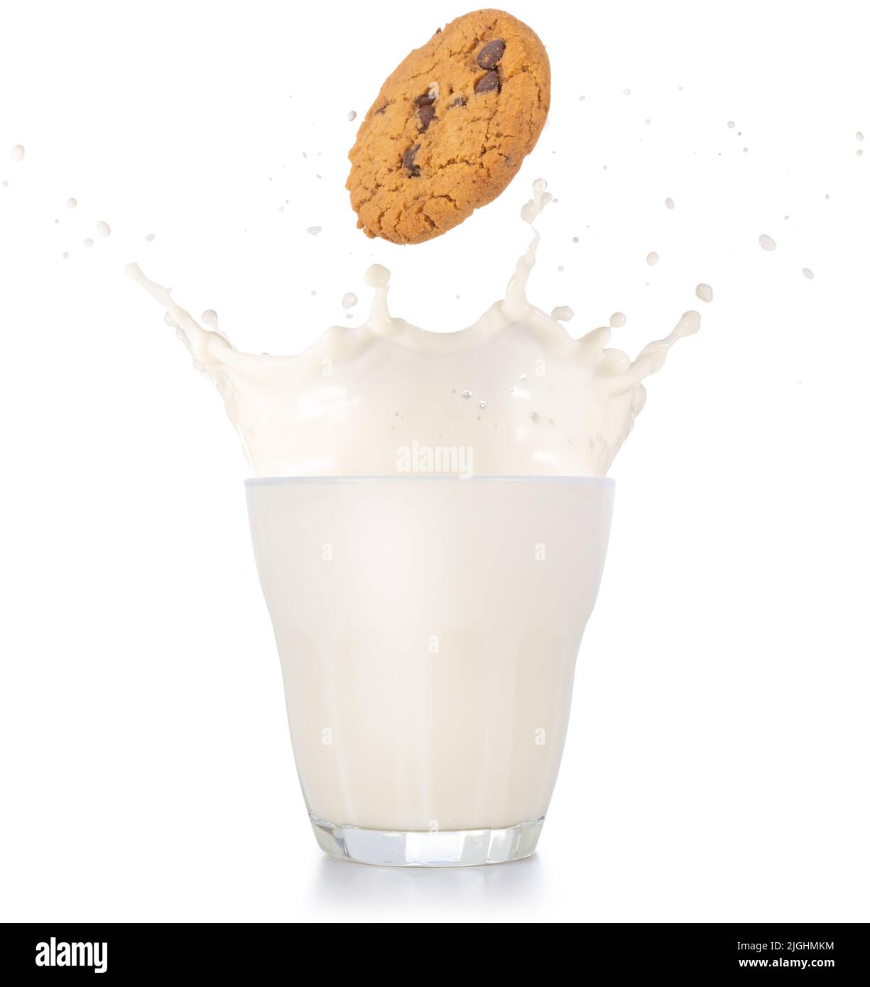 Chocolate Chip Cookie fallen in ein spritzendes Glas Milch isoliert auf weißem Hintergrund Stockfoto