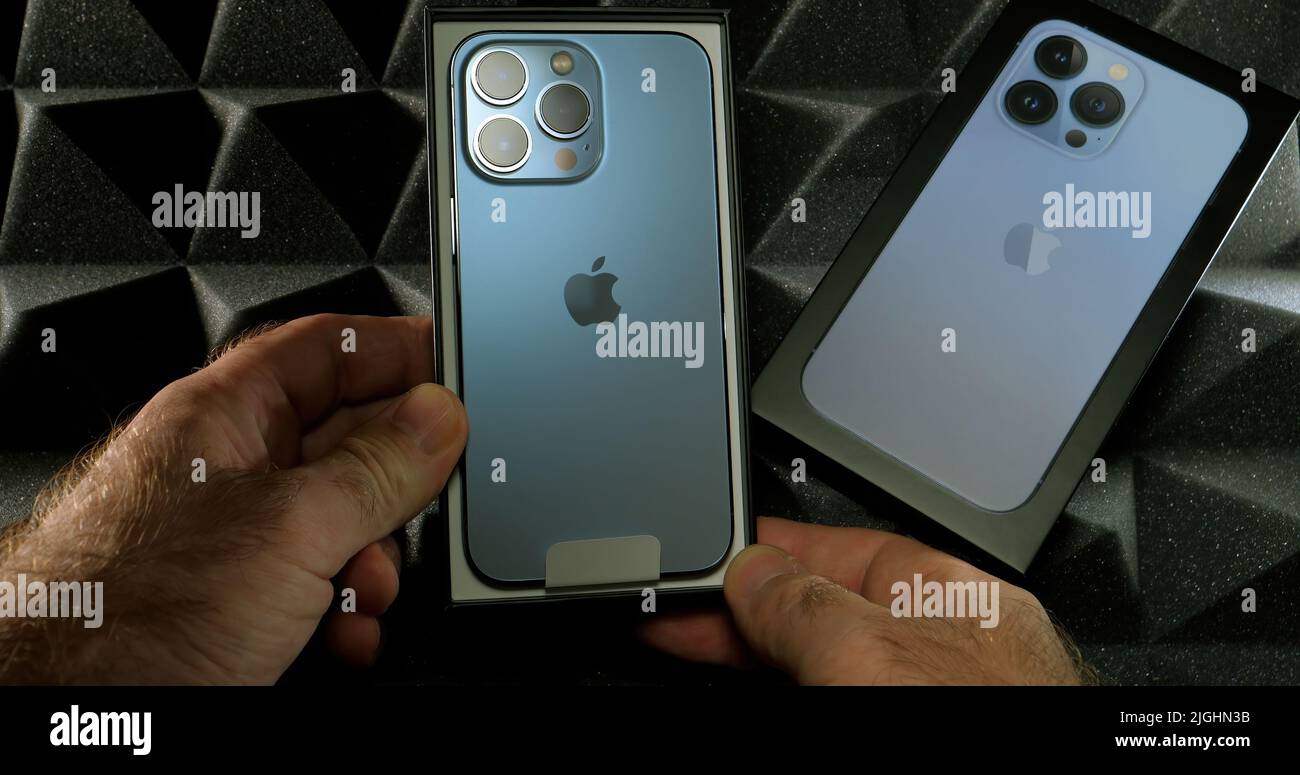 Paris, Frankreich - 28. Sep 2021: POV männliche Hand hält Unboxing neuen neuesten Apple Computers Handy Smartphone-Technologie Hintergrund Stockfoto