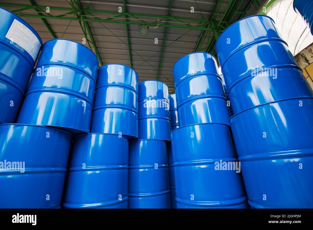 Ölfässer, blaue oder chemische Fässer, stapelten die Branche vertikal auf Stockfoto