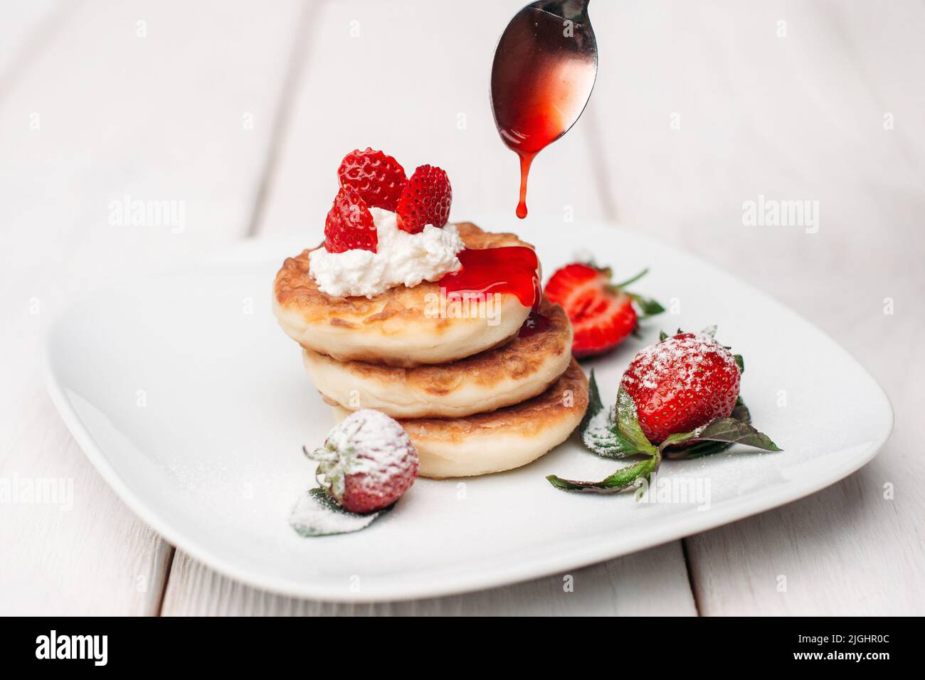 Pfannkuchen Dessert gießen mit Erdbeerauflage Stockfoto