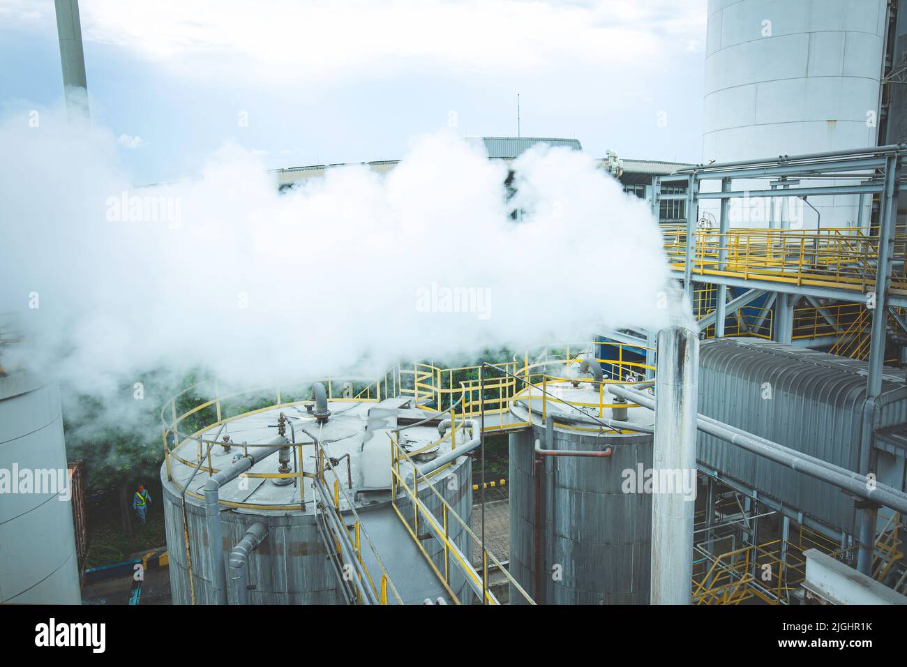 Leitung von Dampfrauchrohren in Rohölfabrik, Raffinerieanlage, Öl- und Gasanlage während des Betriebs Stockfoto