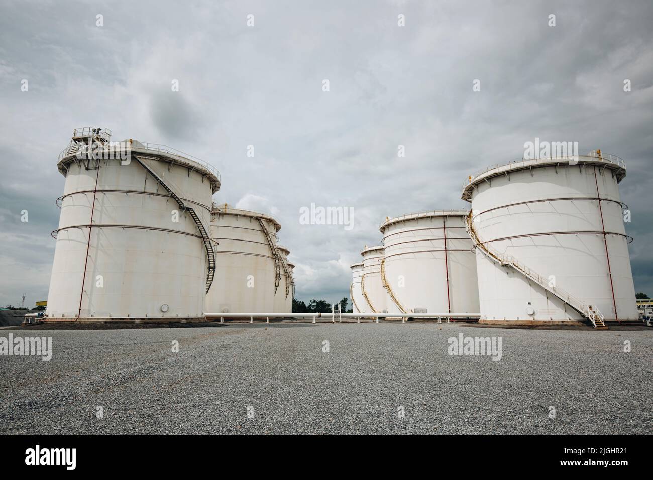 Die Reihe von kleinen weißen Tanks für Tankstelle und Raffinerie-Ersatzteile. Stockfoto