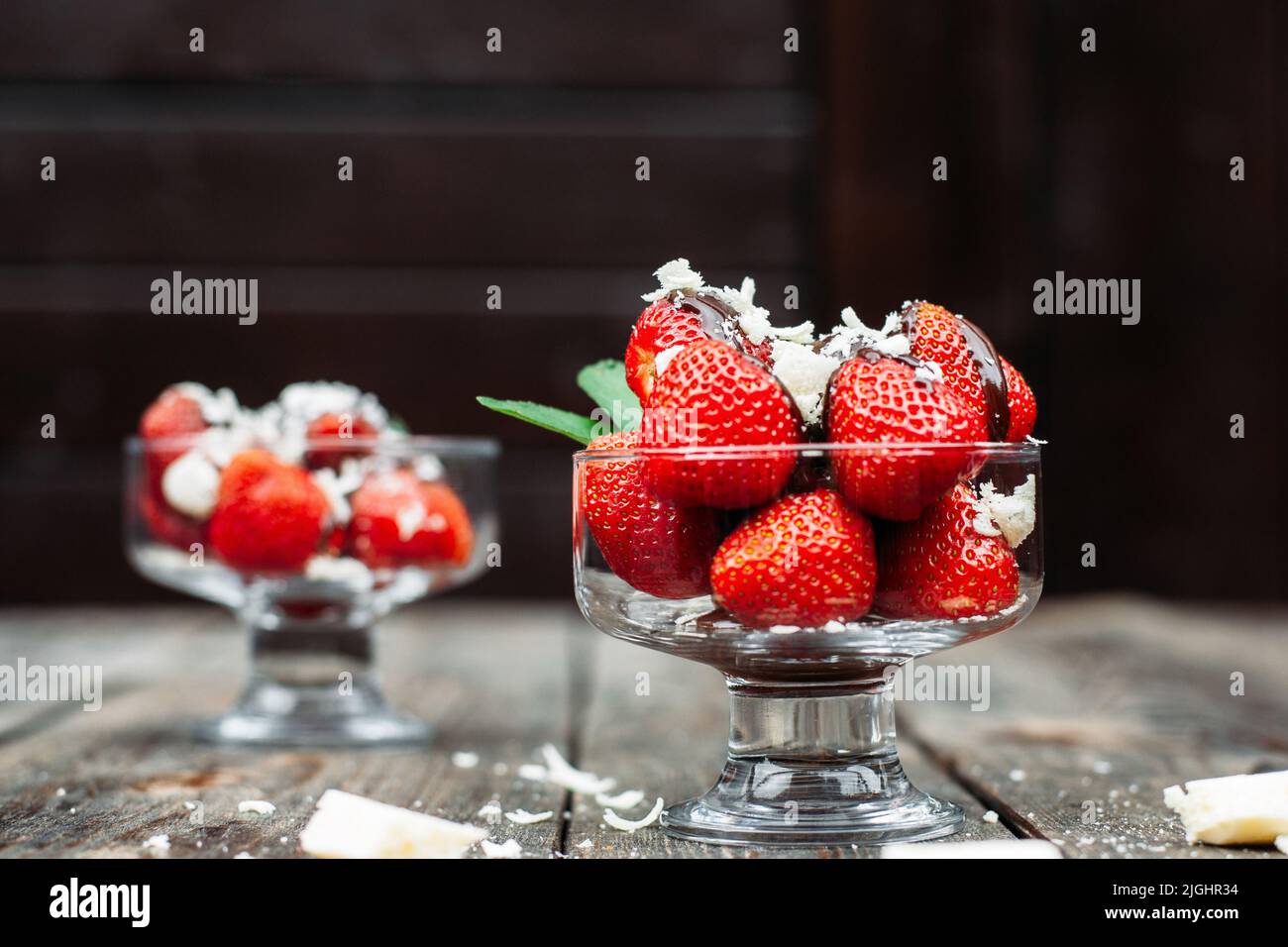 Erdbeerfrühstück auf dunklem Holzhintergrund Stockfoto