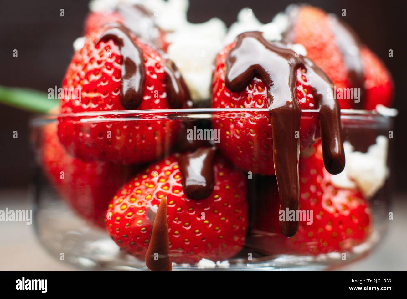 Nahaufnahme von frischen Erdbeeren mit Schokolade Stockfoto