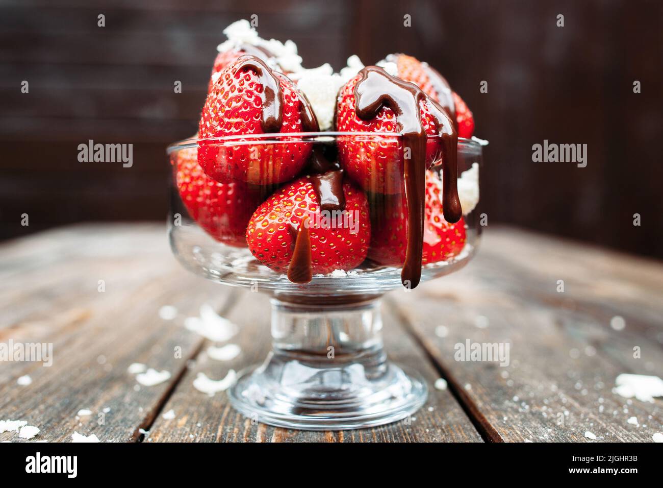 Frische Erdbeeren mit Schokoladenüberzug, ländlich Stockfoto