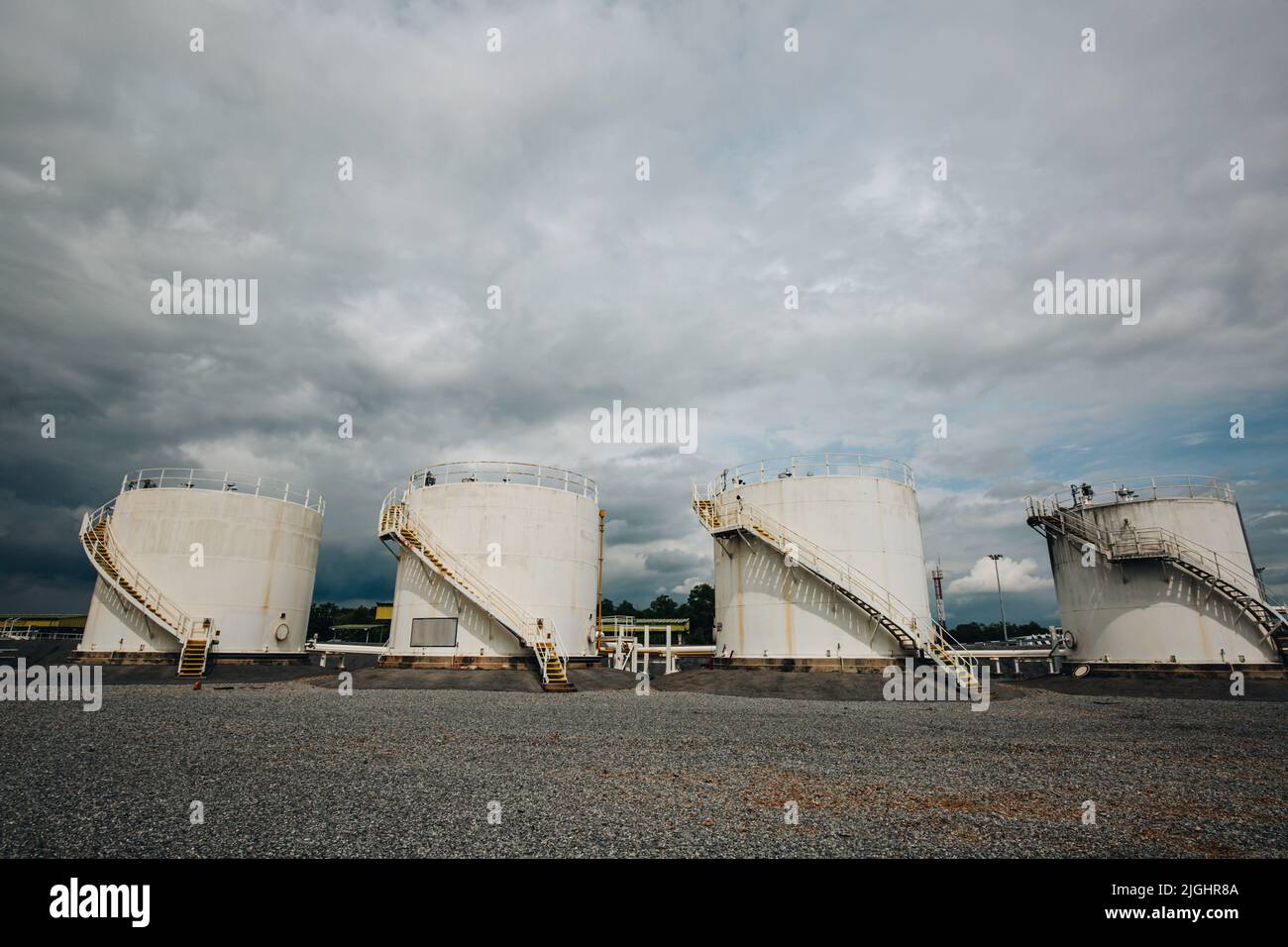 Die Reihe von kleinen weißen Tanks für Tankstelle und Raffinerie-Ersatzteile. Stockfoto