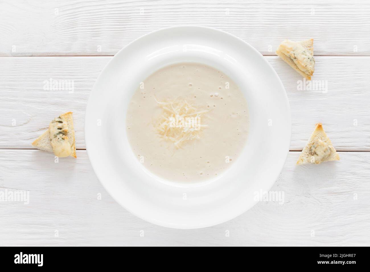 Käsesuppenpüree mit Canape auf weißem, flachem Lay Stockfoto