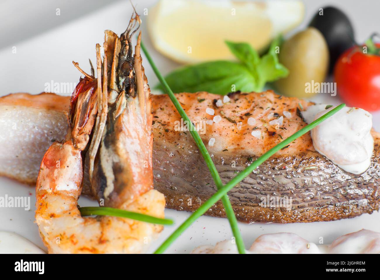 Nahaufnahme von gegrillten Garnelen und Lachs, Meeresfrüchte-Mahlzeit Stockfoto