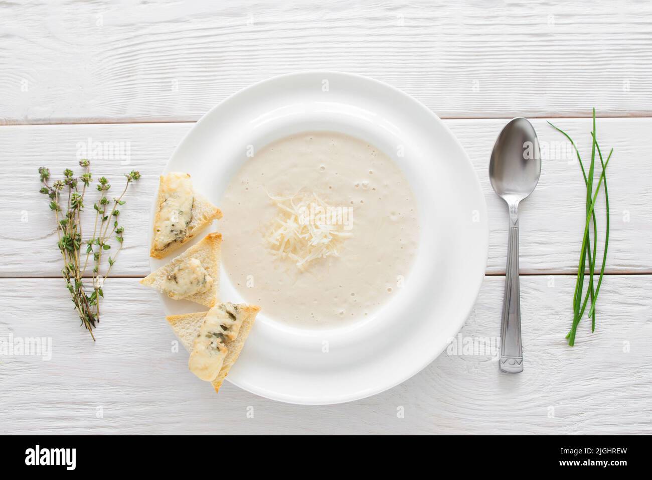 Sahnesuppe mit Käse und Bruschetta, Weißholz Stockfoto