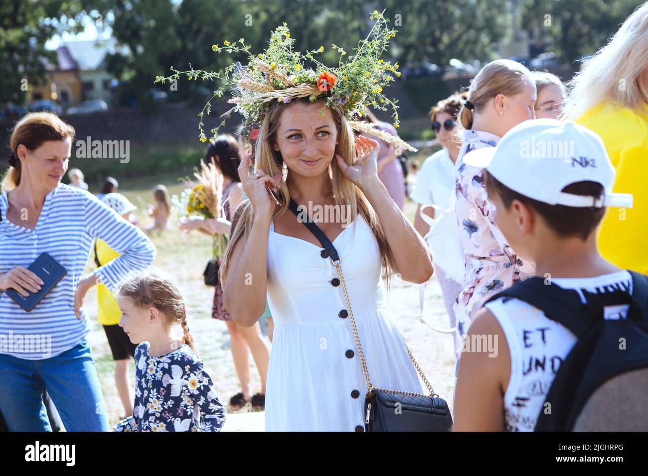 USCHHOROD, UKRAINE - 8. JULI 2022 - Eine Frau trägt einen Kranz auf ihrem Kopf während der Kupala-Nacht-Feier, die von der Bewegung zur Unterstützung von organisiert wird Stockfoto