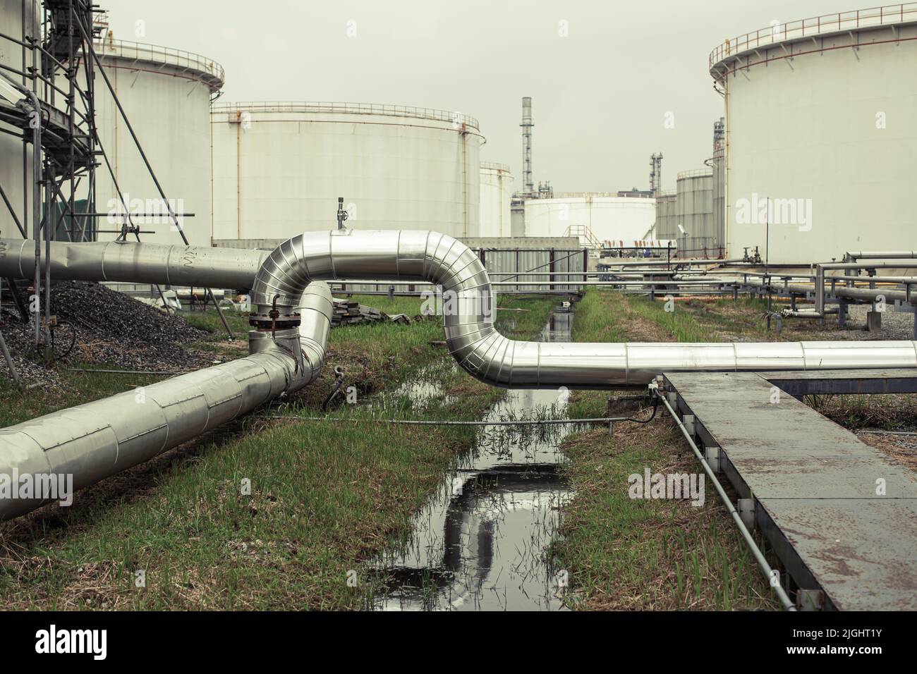 Pipeline-Chemie-Fabrik mit großen Shine-Tanks für das Mischprodukt Motoröl Stockfoto