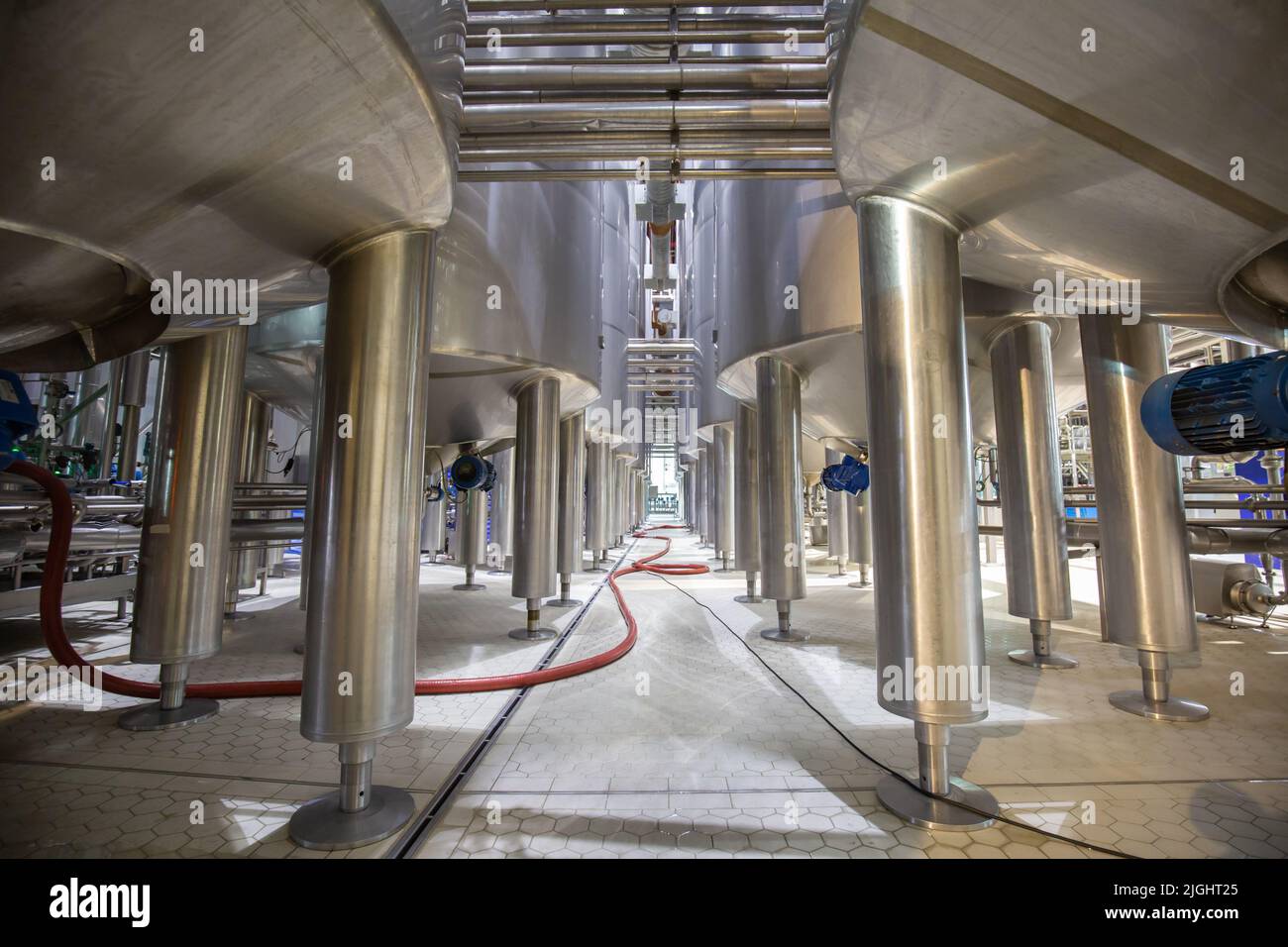 Moderner Milchkeller mit Edelstahlbeine-Stütztanks Stockfoto