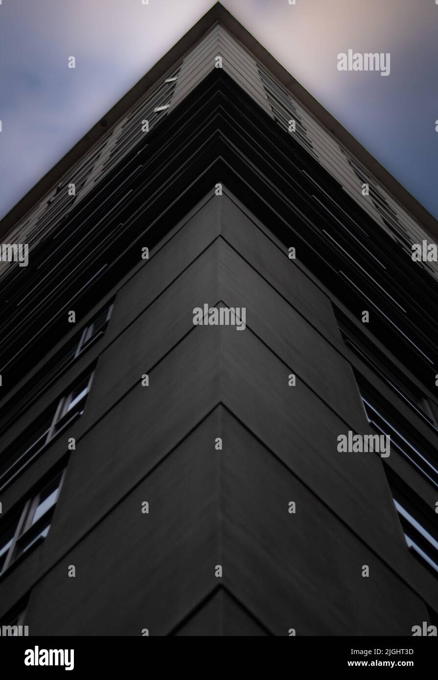 Eine schräge Aufnahme der Fassade eines Dreiecks-Gebäudes Stockfoto