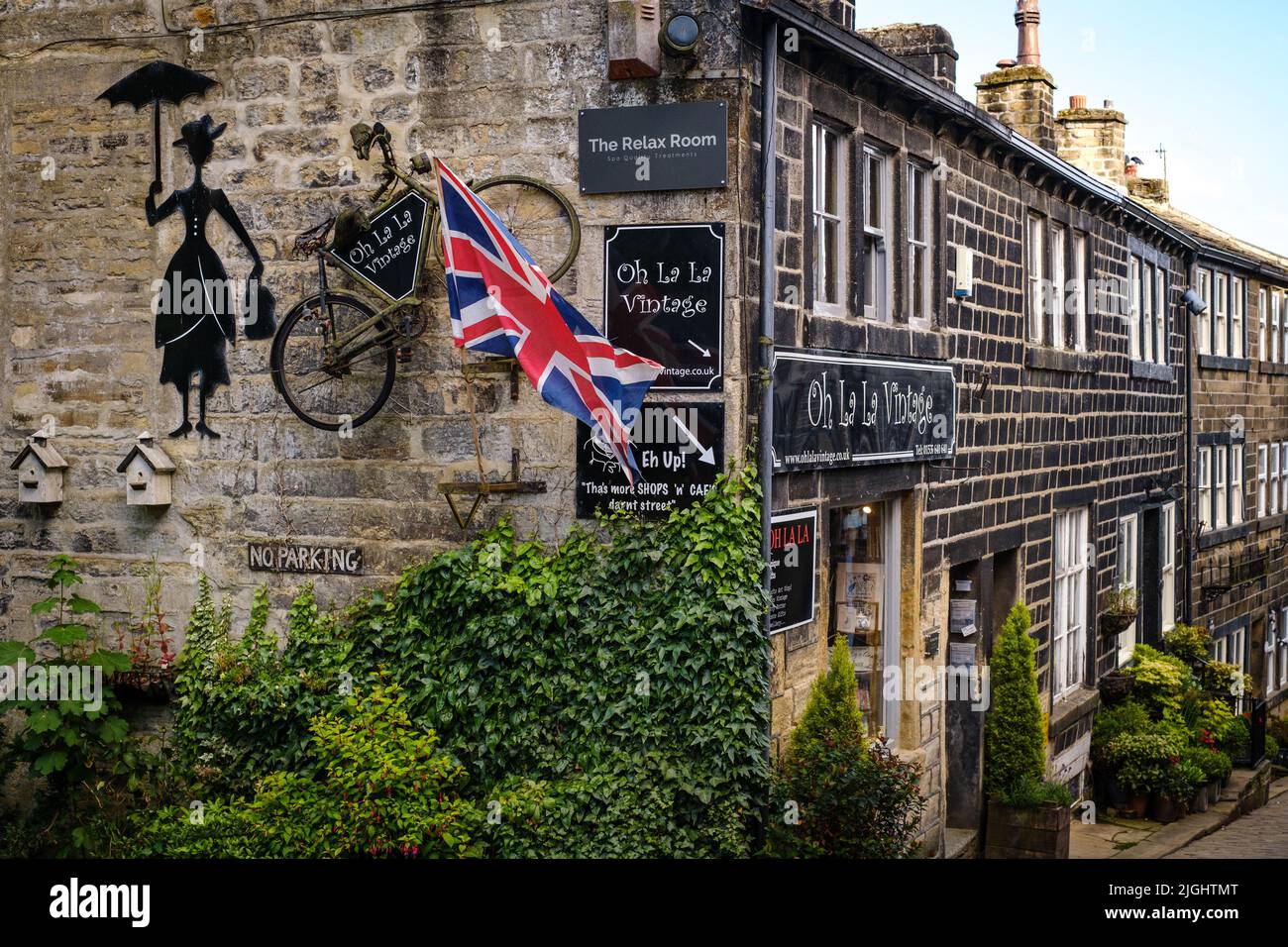 Haworth, West Yorkshire, Großbritannien. Oh La La Vintage an der Main Street in Haworth. Stockfoto