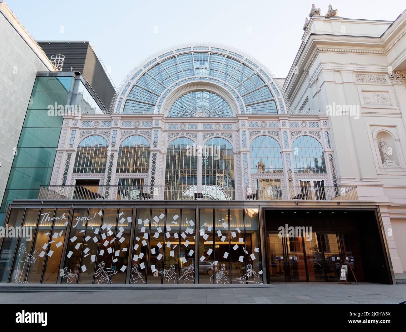 London, Greater London, England, Juni 15 2022: Fassade des Royal Opera House im Convent Garden-Viertel. Stockfoto