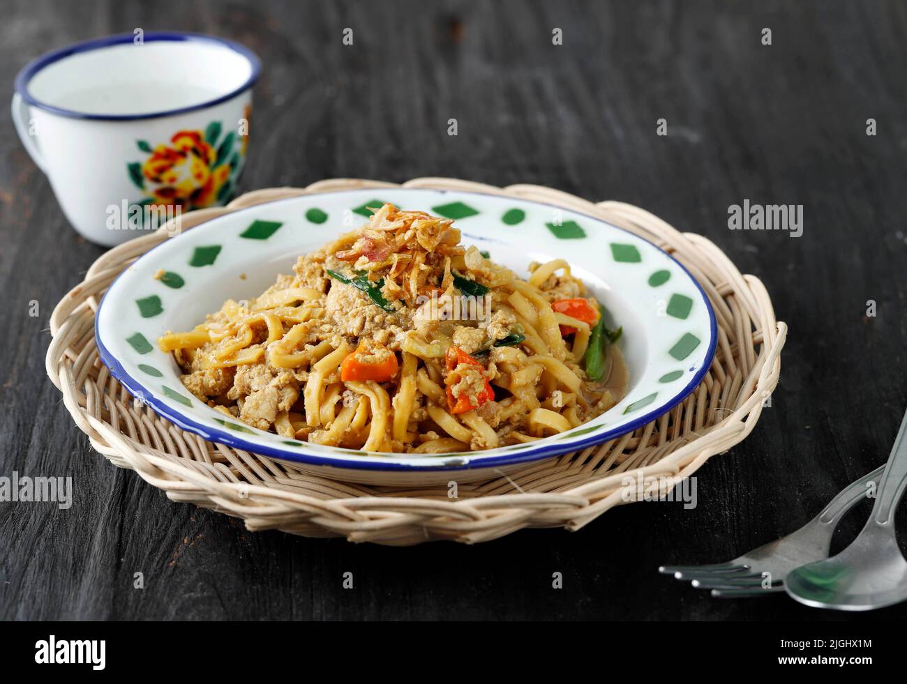 Bakmie Jawa Nyemek oder Mie Nyemek, Javanische Nudelsuppe Popular aus Yogyakarta, Indonesien. Süße und herzhafte traditionelle Rezept Noodle Stockfoto