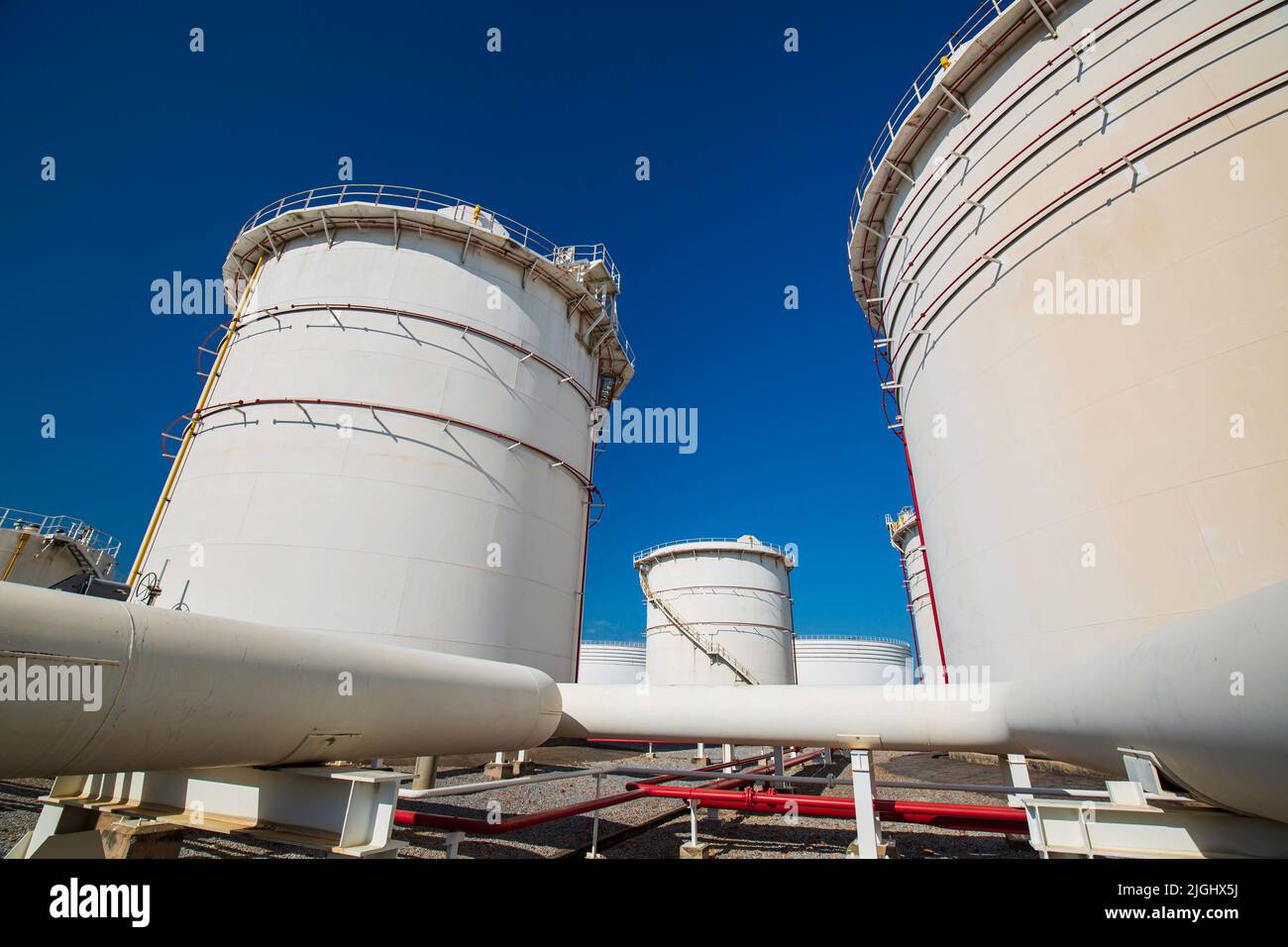 Reihe großer weißer Tanks für Öl und Gas der Benzinleitung Stockfoto