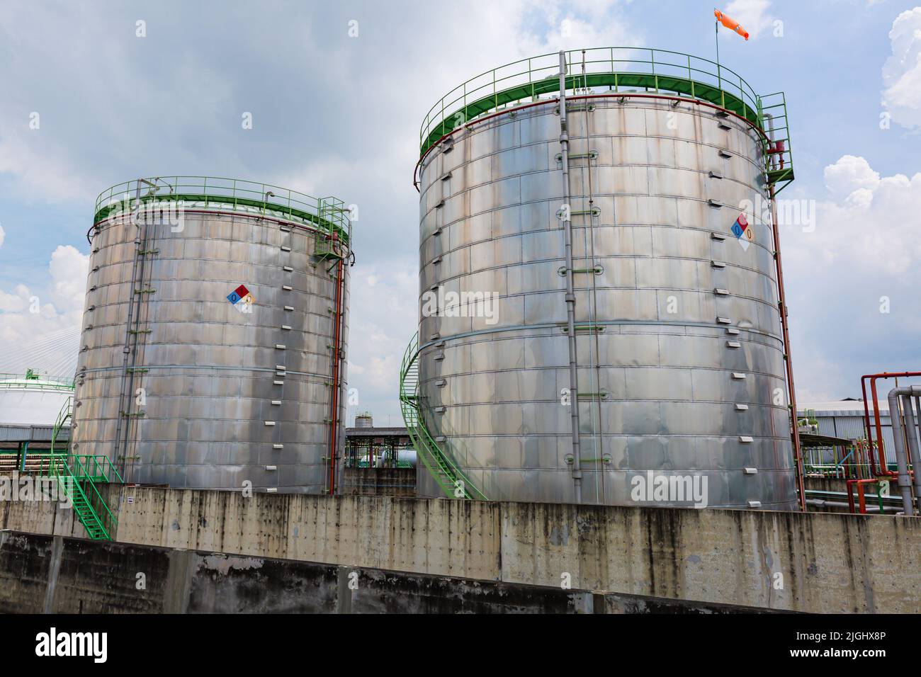 Chemische Industrie Tanklager Lagerfarm Isolierung der Tank im Wolkensturm. Stockfoto