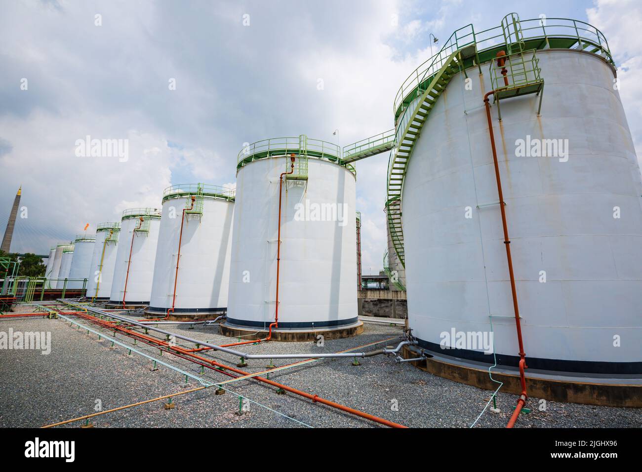 Tanklager der chemischen Industrie weiß den Tank am Wolkenhimmel. Stockfoto