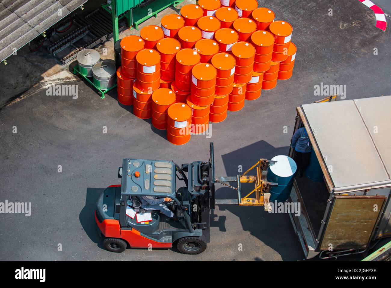 Draufsicht Ölfässer Gabelstapler bewegen für auf dem Transport-LKW Stockfoto