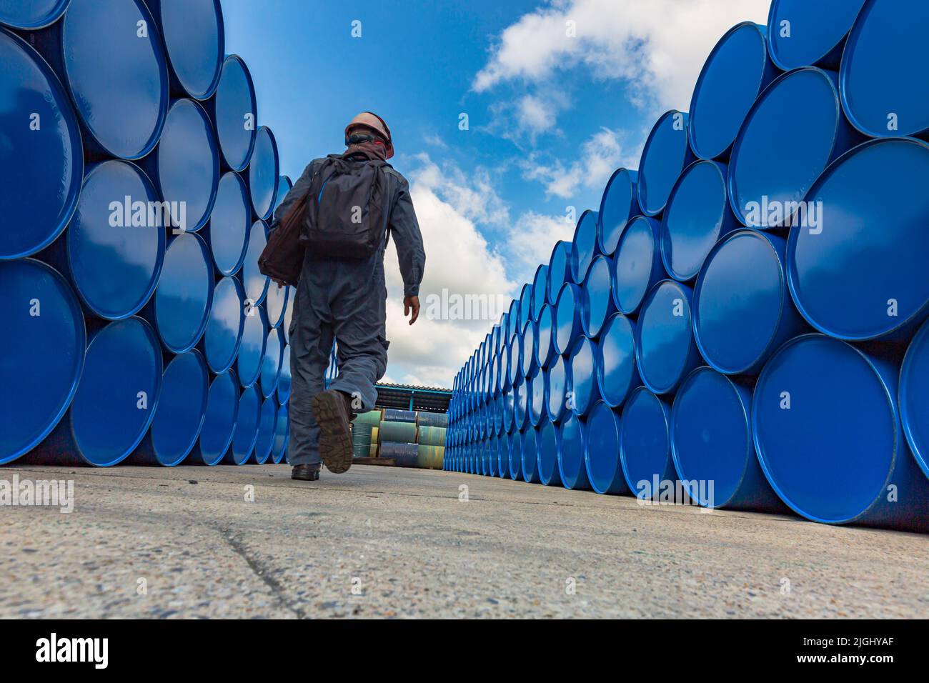 Männliche Arbeiter Inspektion Rekord Fass Öl Lager Fässer blau horizontal oder chemisch für in der Industrie Stockfoto