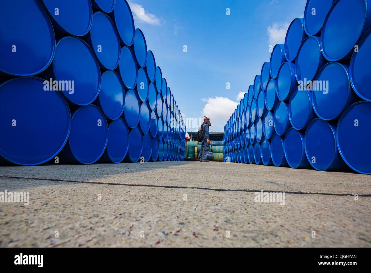 Männliche Arbeiter Inspektion Rekord Fass Öl Lager Fässer blau horizontal oder chemisch für in der Industrie Stockfoto